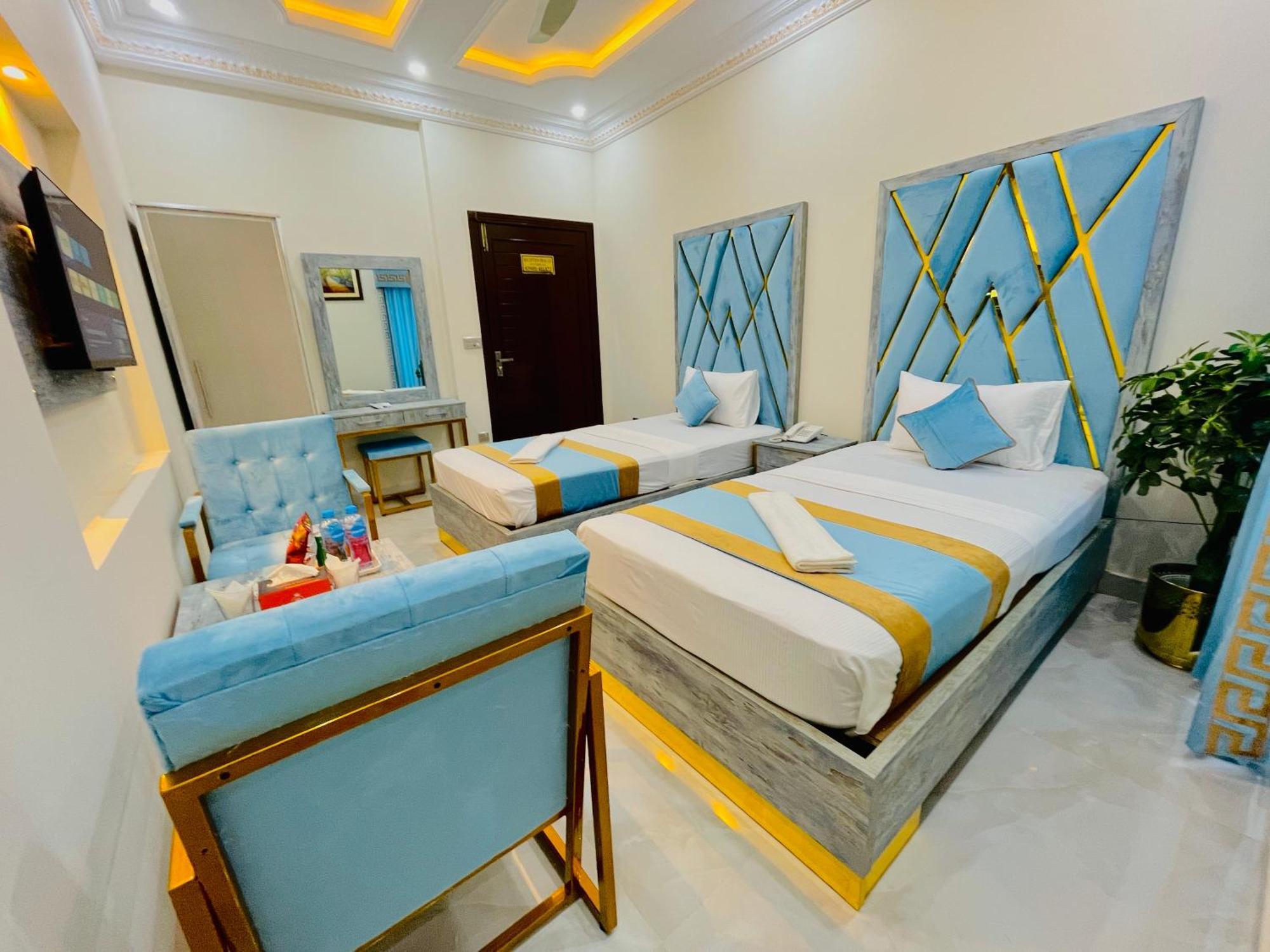Hotel Crown Lahore Esterno foto