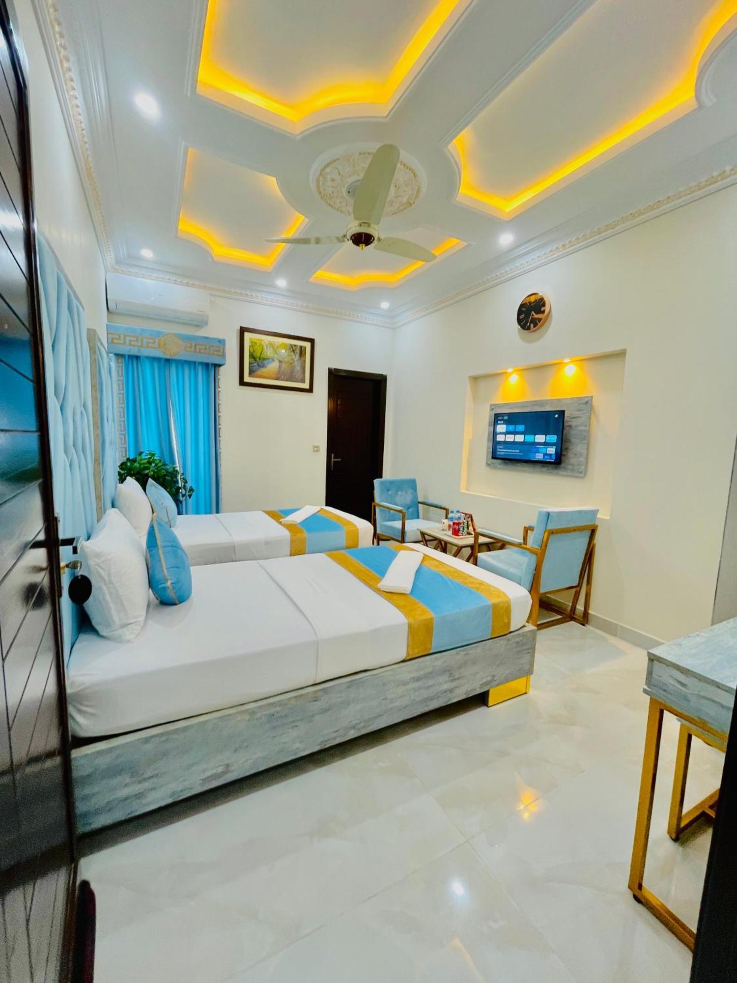 Hotel Crown Lahore Esterno foto