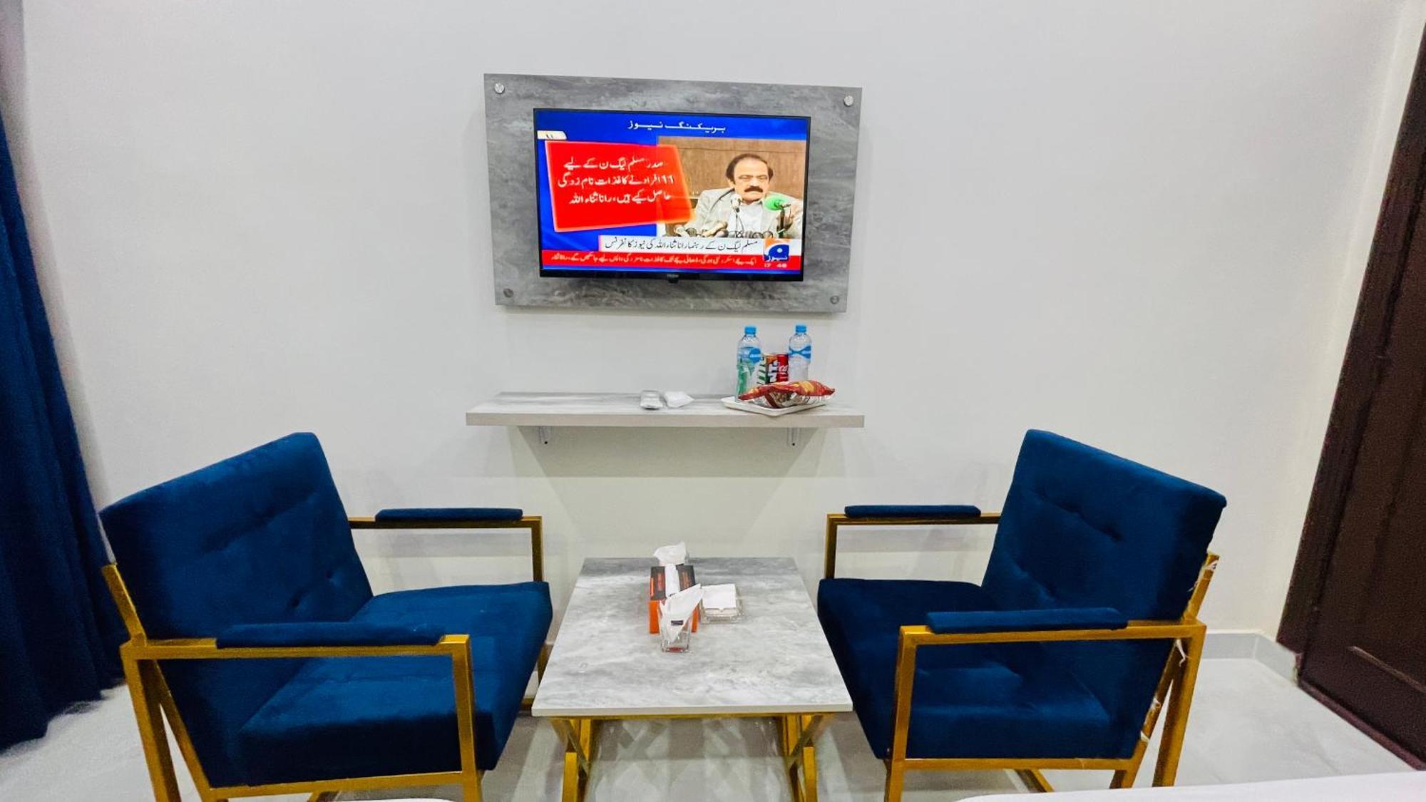 Hotel Crown Lahore Esterno foto
