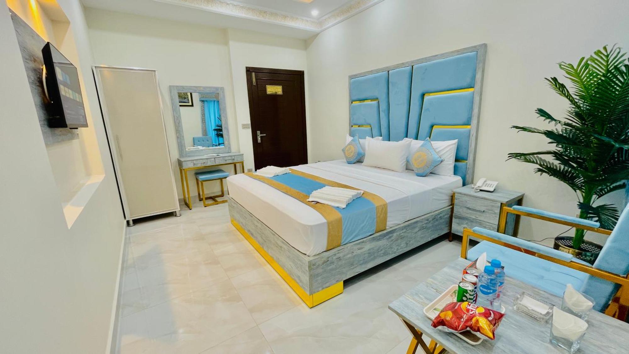 Hotel Crown Lahore Esterno foto